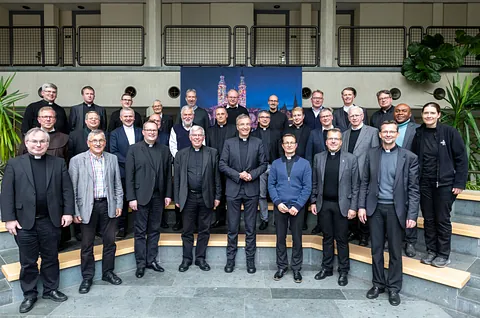 Die Mitglieder des Priesterrates im Atrium des Bonifatiushauses in Fulda. 