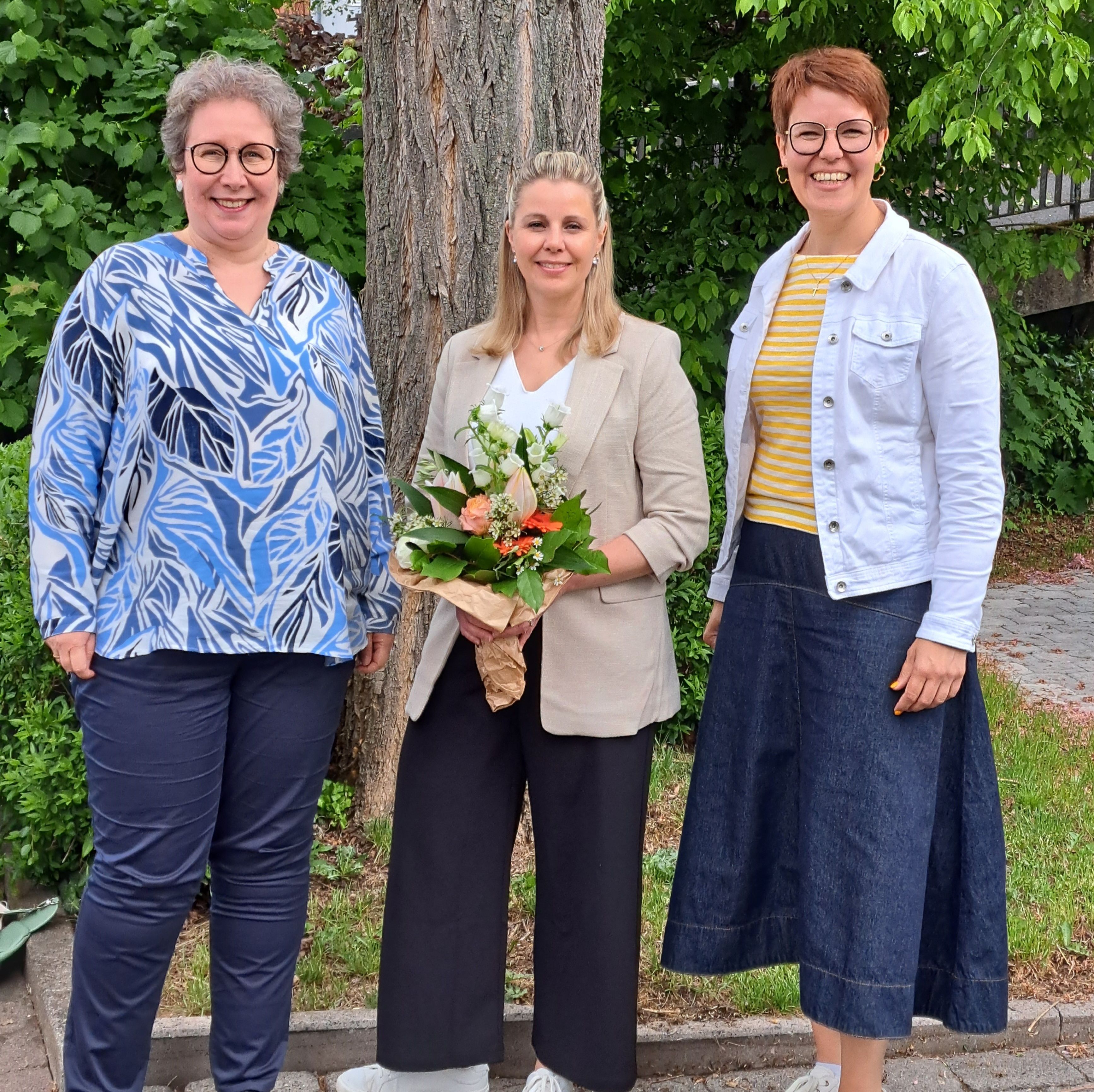 Auf dem Foto befinden sich von links nach rechts Abteilungsleiterin der Abteilung Kirchliches Leben Frau Dr. Annette Stechmann, die neue Geschäftsfürerin Melissa Hartung und die Vorsitzende des Katholikenrates Frau Stefanie Klee